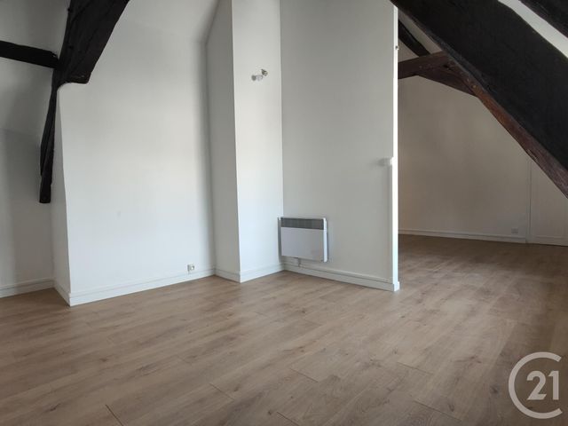 Appartement F2 bis à louer - 2 pièces - 70,76 m2 - Sancoins - 18 - CENTRE