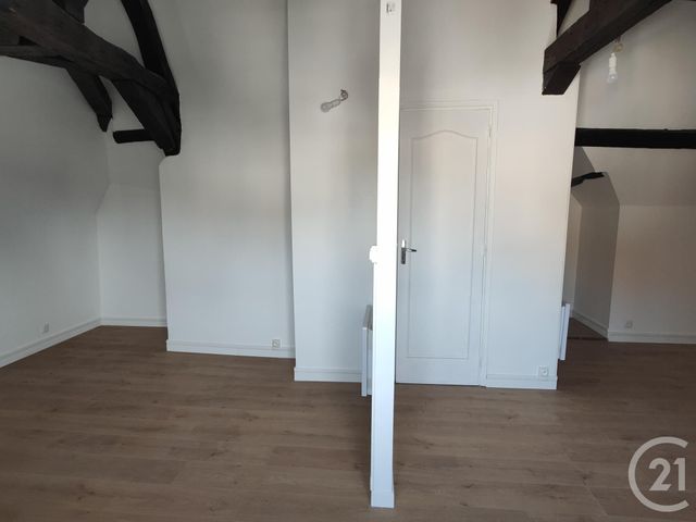 Appartement F2 bis à louer - 2 pièces - 70,76 m2 - Sancoins - 18 - CENTRE