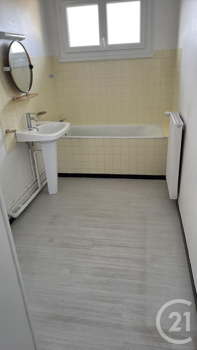 Appartement &agrave; louer - 3 pi&egrave;ces - 63,68 m2 - Decize - 58 - BOURGOGNE